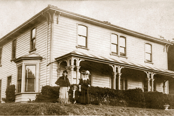 Wakefield - Oriental Bay Glover House Grace (GA) Peggy (M) and Edith (GM)